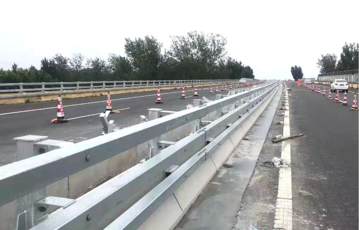 G351菏寶高速菏澤段金屬梁柱式護(hù)欄