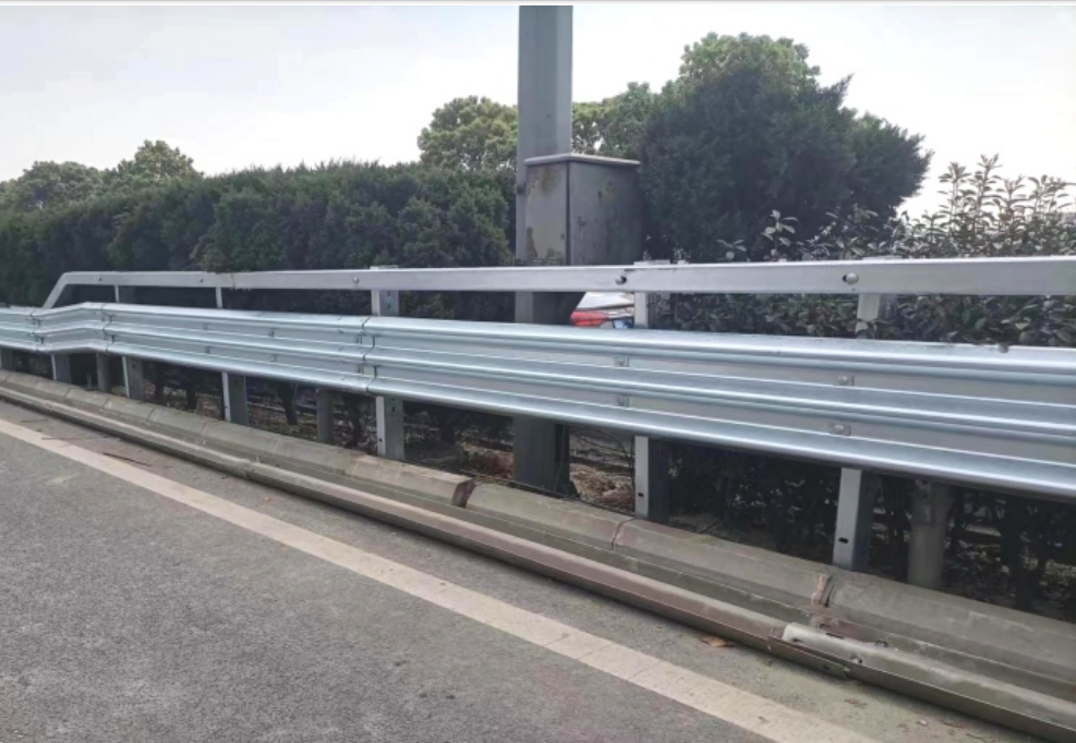 成都繞城高速SS級(jí)低變形量高強(qiáng)護(hù)欄